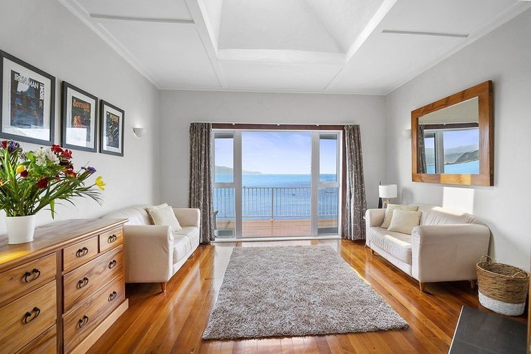 Photo of property in 402 Queens Drive, Lyall Bay, Wellington, 6022
