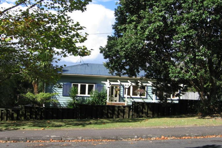 Photo of property in 24a Cleve Road, Green Bay, Auckland, 0604