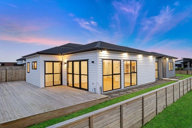 Photo of property in 28 Korowhiti Road, Clarks Beach, 2122
