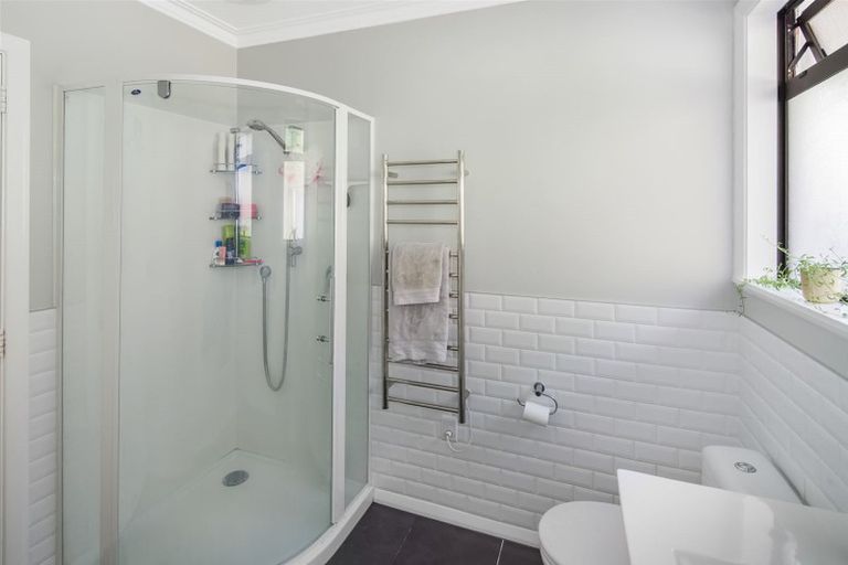 Photo of property in 102 Ruskin Road, Newlands, Wellington, 6037