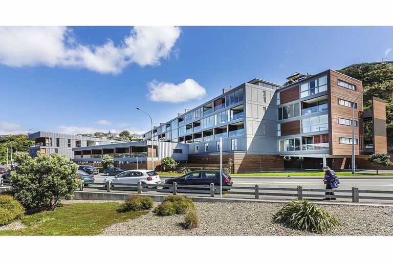 Photo of property in Patent 326 Apartments, 206s/326 Evans Bay Parade, Hataitai, Wellington, 6021