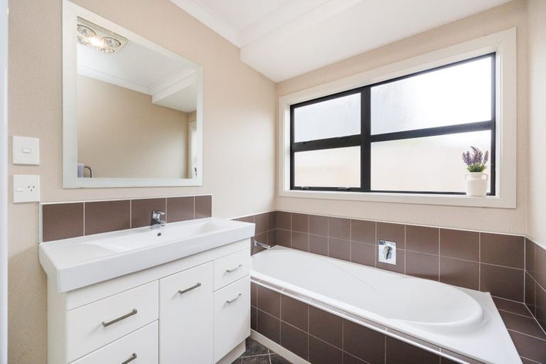 Photo of property in 35 Rosalie Terrace, Kelvin Grove, Palmerston North, 4414