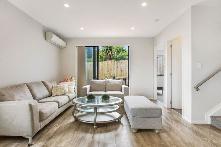 Photo of property in 1b Julia Place, Totara Vale, Auckland, 0629