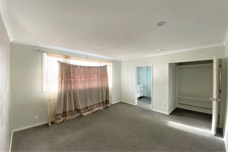 Photo of property in 37 Amberley Avenue, Te Atatu South, Auckland, 0610