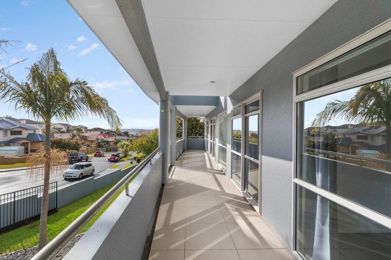 Photo of property in 18 Belleaire Court, West Harbour, Auckland, 0618