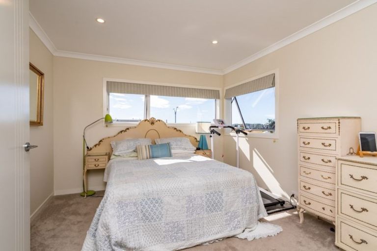 Photo of property in 2 Waitemata Drive, One Tree Point, 0118
