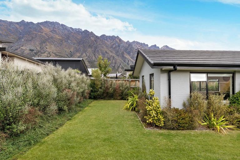 Photo of property in 12 Shepherd Road, Jacks Point, Queenstown, 9371