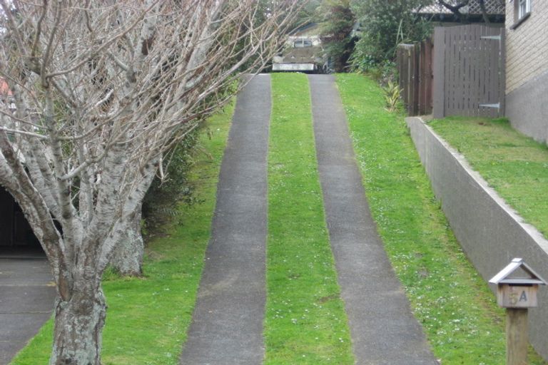 Photo of property in 5 Oawai Place, Marfell, New Plymouth, 4310