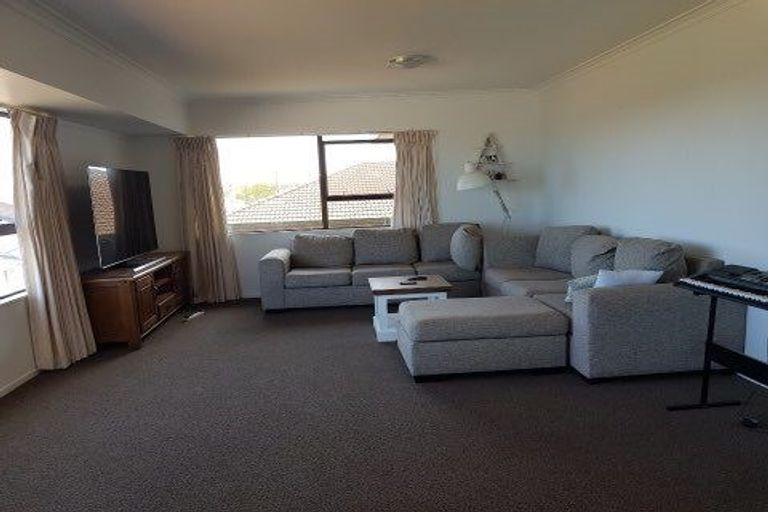 Photo of property in 2/22 Tobruk Crescent, Milford, Auckland, 0620