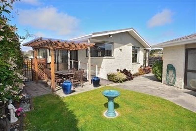 Photo of property in 16 Hastings Street, Waikanae Beach, Waikanae, 5036