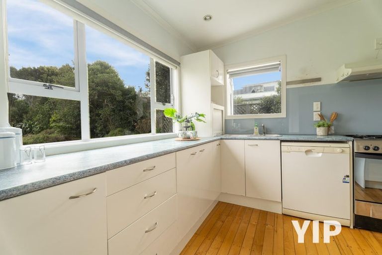 Photo of property in 10 Miles Crescent, Newlands, Wellington, 6037