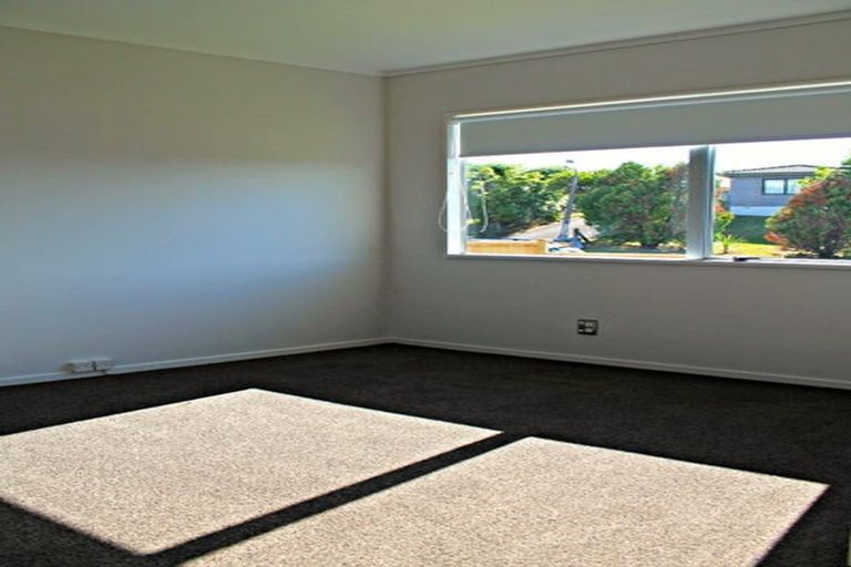 Photo of property in 1/8 Benchmark Drive, Massey, Auckland, 0614