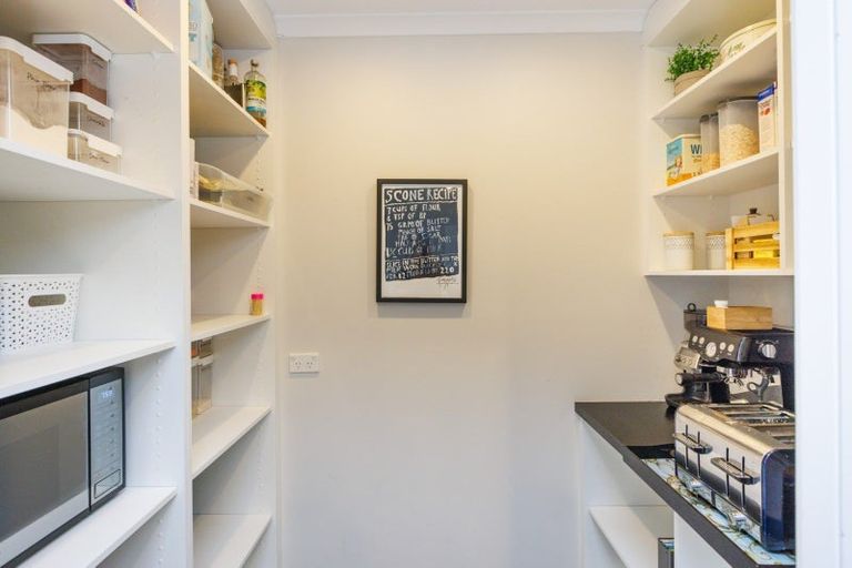 Photo of property in 120 Johnstone Drive, Fitzherbert, Palmerston North, 4410