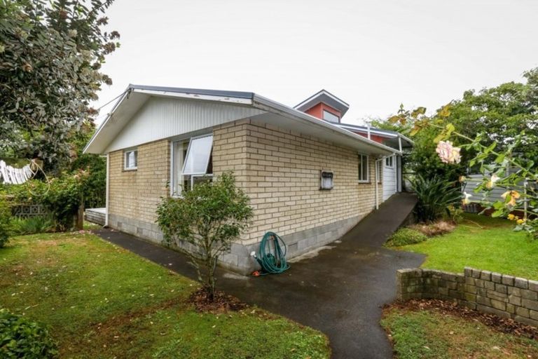 Photo of property in 10 Mcfarlane Street, Oakura, 4314