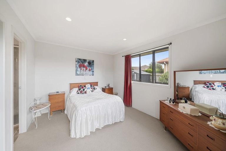 Photo of property in 16 Breaker Grove, Waiuku, 2123