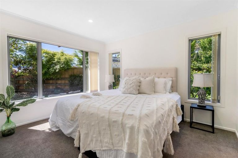 Photo of property in 14 Milward Place, Kelvin Heights, Queenstown, 9300