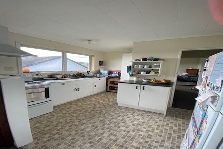 Photo of property in 2/24 Bell Street, Tawa, Wellington, 5028