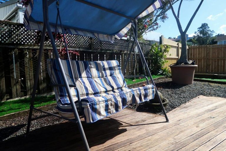 Photo of property in 94 Lantana Road, Green Bay, Auckland, 0604