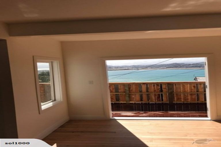 Photo of property in 33 Hungerford Road, Lyall Bay, Wellington, 6022