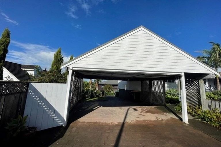 Photo of property in 1 Gosford Drive, Botany Downs, Auckland, 2010