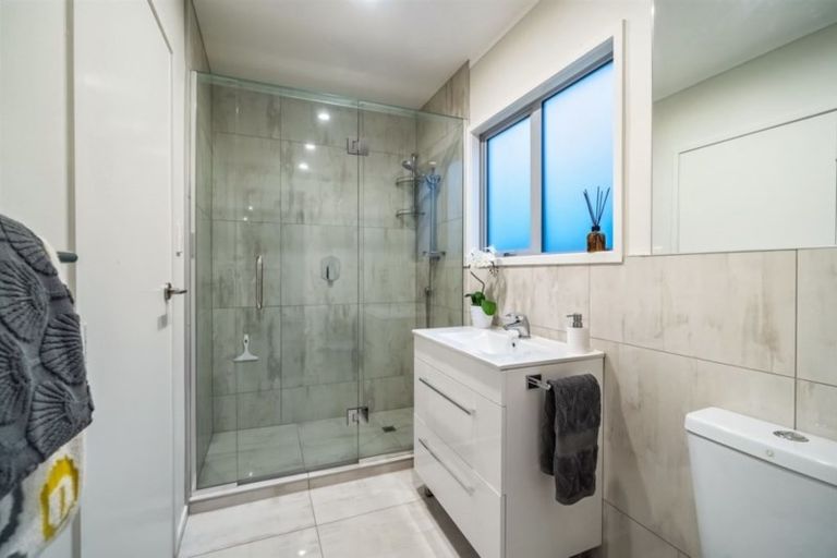 Photo of property in 2/5 Marama Street, Castor Bay, Auckland, 0620