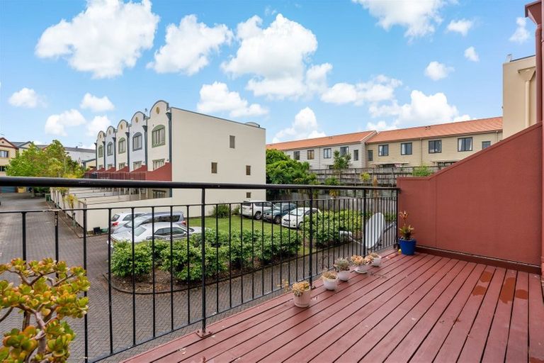 Photo of property in Lakeview Terrace, 5/14 Ambrico Place, New Lynn, Auckland, 0600