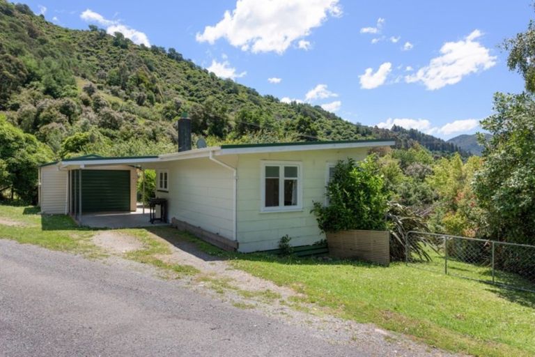 Photo of property in 27 Main Road, Havelock, 7100