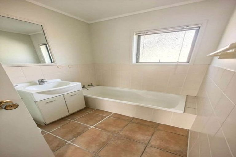Photo of property in 144 Prince Regent Drive, Half Moon Bay, Auckland, 2012
