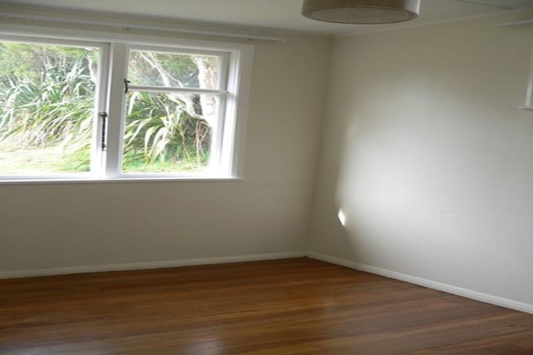 Photo of property in 17 Taylor Terrace, Tawa, Wellington, 5028