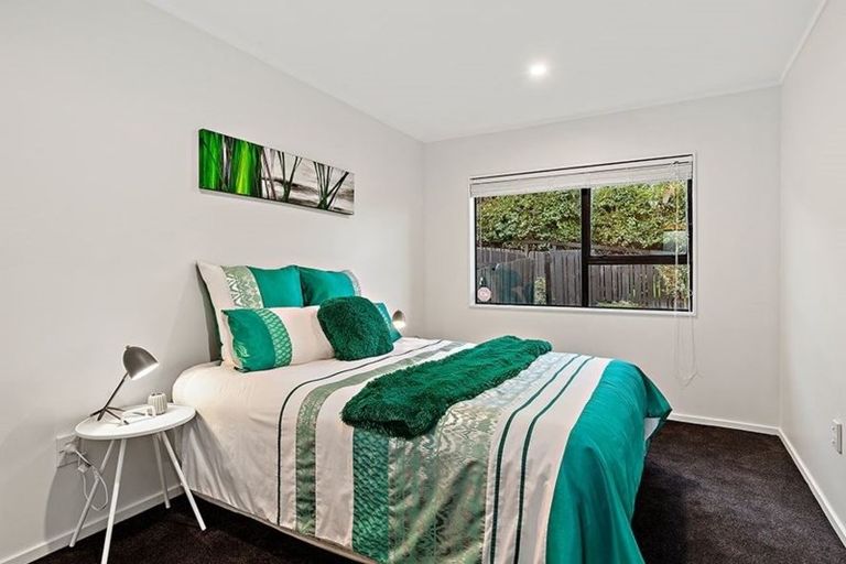 Photo of property in 2/2 Oreil Avenue, West Harbour, Auckland, 0618