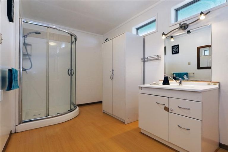 Photo of property in 4 Serwayne Place, Sunnyvale, Auckland, 0612