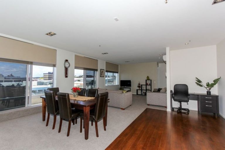 Photo of property in 22 Liardet Apartments, 402/22 Liardet Street, New Plymouth, 4310