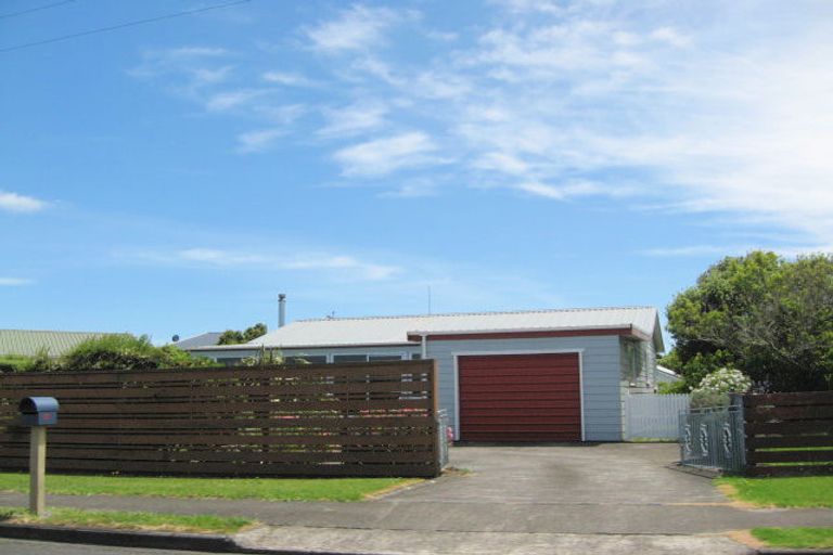 Photo of property in 11 Clarks Beach Road, Clarks Beach, 2122