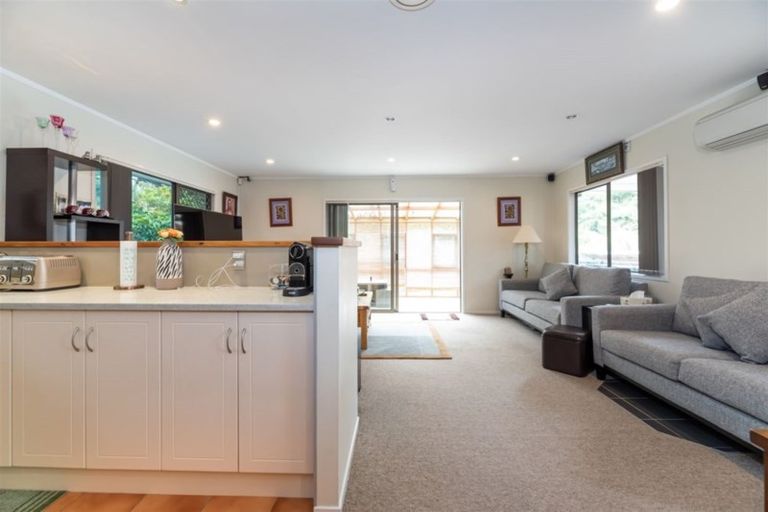 Photo of property in 92 Kemp Road, Massey, Auckland, 0614