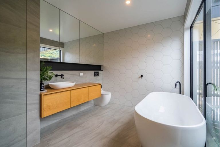 Photo of property in 6 Mahia Lane, Waikanae, 5036