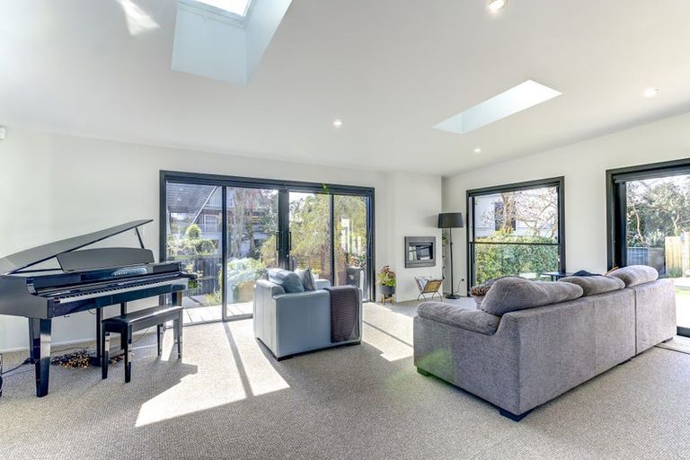 Photo of property in 77 Gilbass Avenue, Hamilton Lake, Hamilton, 3204