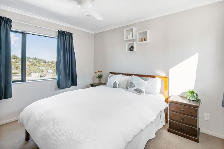 Photo of property in 29 Stewart Drive, Newlands, Wellington, 6037