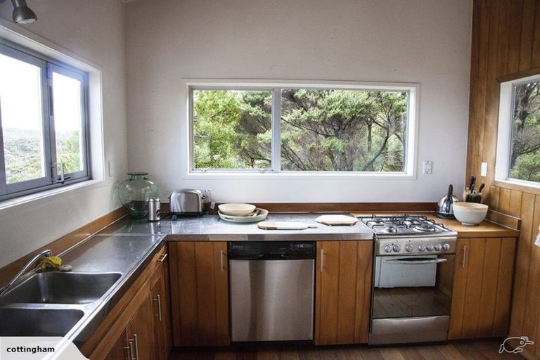 Photo of property in 128 Lone Kauri Road, Karekare, Auckland, 0772