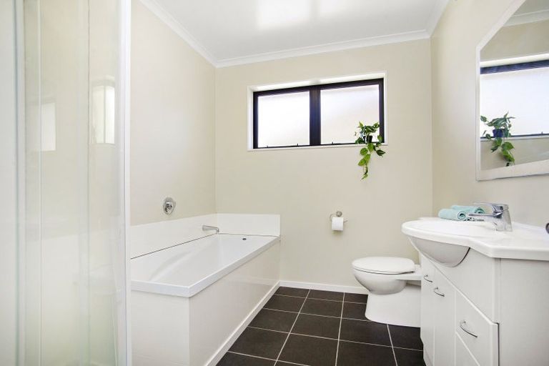 Photo of property in 3a Savage Crescent, Upper Hutt Central, Upper Hutt, 5018