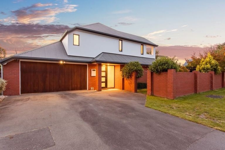 Photo of property in 21 Bryndwr Road, Fendalton, Christchurch, 8052