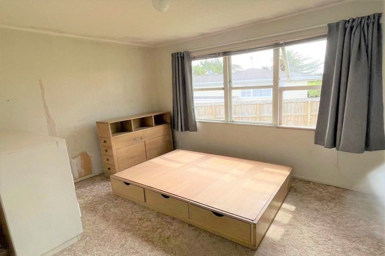 Photo of property in 10 Orchid Place, Te Atatu South, Auckland, 0610