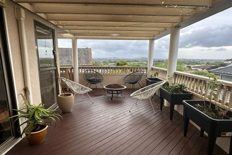 Photo of property in 9 Gwenand Place, Botany Downs, Auckland, 2010