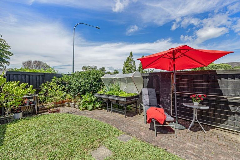 Photo of property in 2 Harbour Lights Close, West Harbour, Auckland, 0618