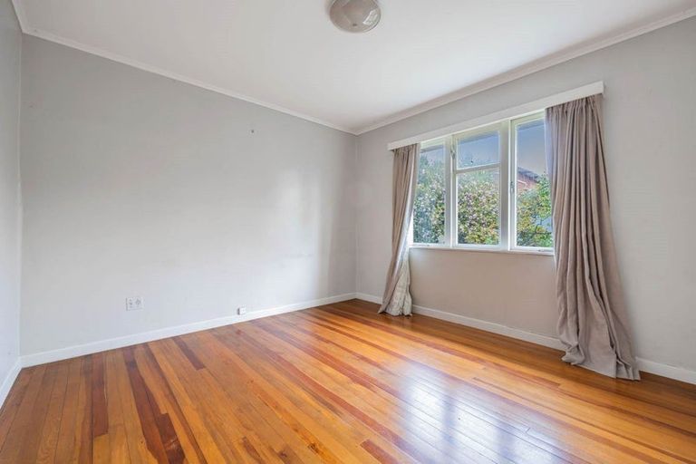 Photo of property in 298 East Coast Road, Forrest Hill, Auckland, 0620