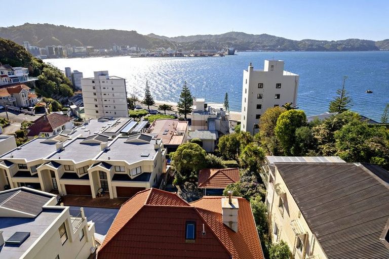 Photo of property in 210 Oriental Parade, Oriental Bay, Wellington, 6011