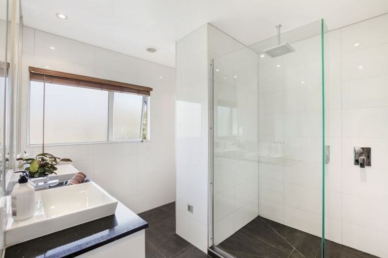 Photo of property in 14 Gavinike Place, Waimauku, 0812