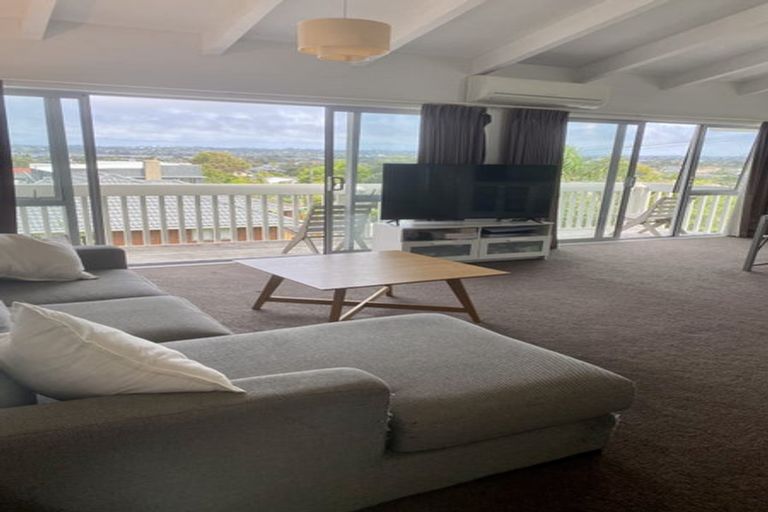 Photo of property in 2/19 Westwell Road, Belmont, Auckland, 0622