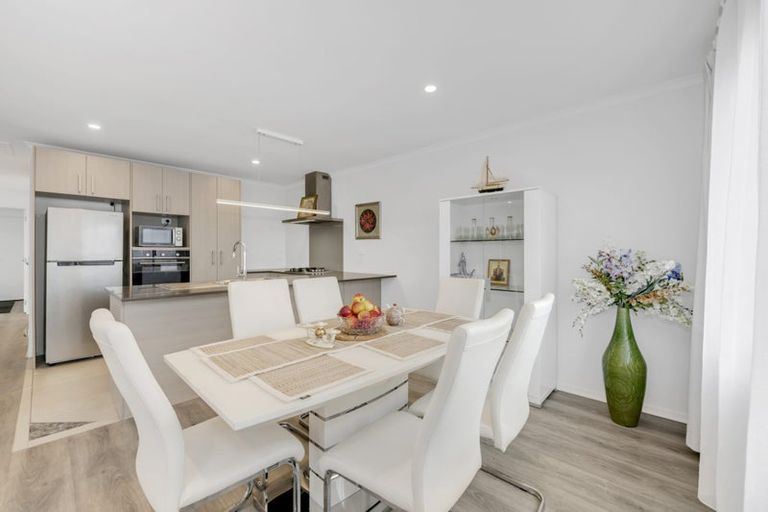 Photo of property in 21 Whareatua Avenue, Takanini, 2112