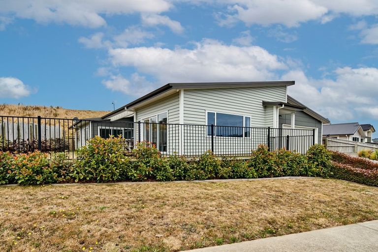 Photo of property in 107 Queen Charlotte Drive, Aotea, Porirua, 5024