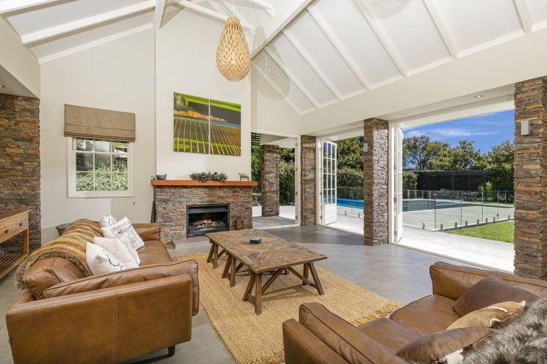 Photo of property in 21 Koraha Road, Kumeu, 0892